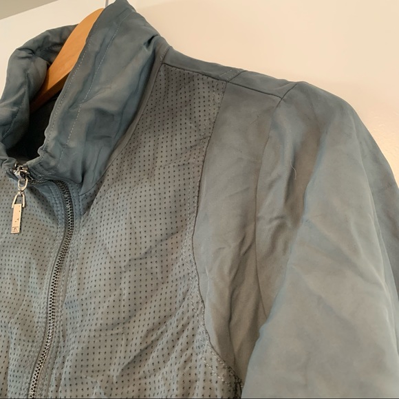 Alia | Zip Up Light Jacket - Picture 3 of 13